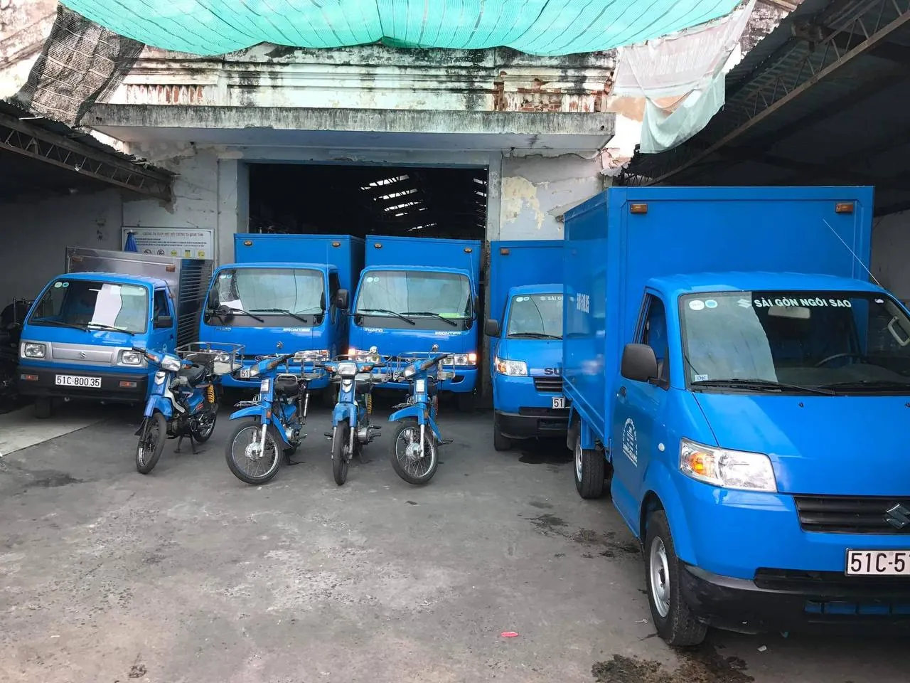 Dàn xe tải giao hàng của Long Giang xếp hàng ngay ngắn tại bãi tập kết
